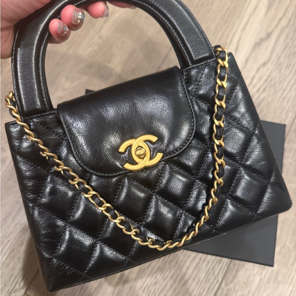 Chanel Black Quilted Crossbody Bag with Gold Chain - Picture 2 of 6